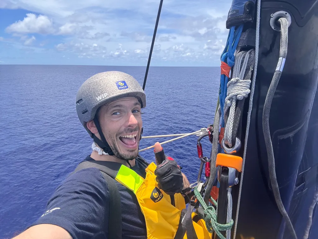 Rivalry between Charlie Dalin and Yoann Richomme continues at full intensity