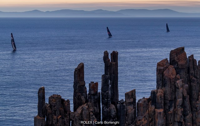 Comanche wins super maxis Rolex Sydney Hobart battle